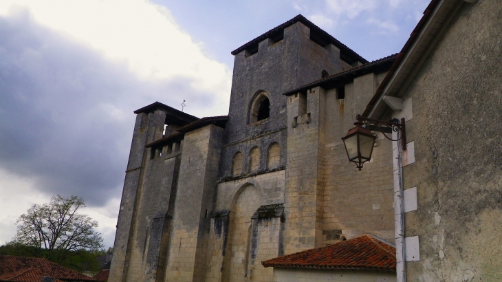 L'église et ses deux clochers-donjons. - Grand-Brassac