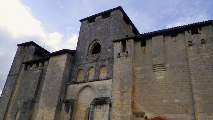 L'église et ses deux clochers-donjons. - Grand-Brassac