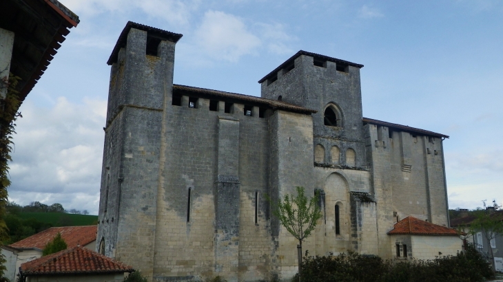 L'église et ses deux clochers-donjons. - Grand-Brassac