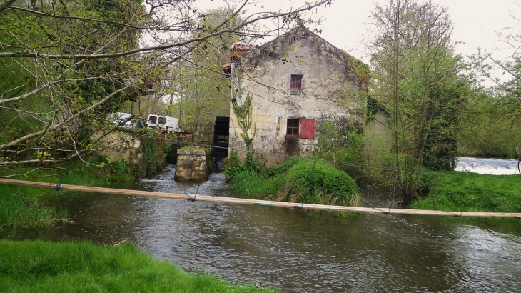 Le moulin à eau de Rochereuil XIIème sur la Dronne. - Grand-Brassac