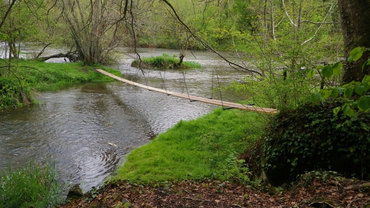 La passerelle sur la Dronne prés du moulin de Rochereuil. - Grand-Brassac