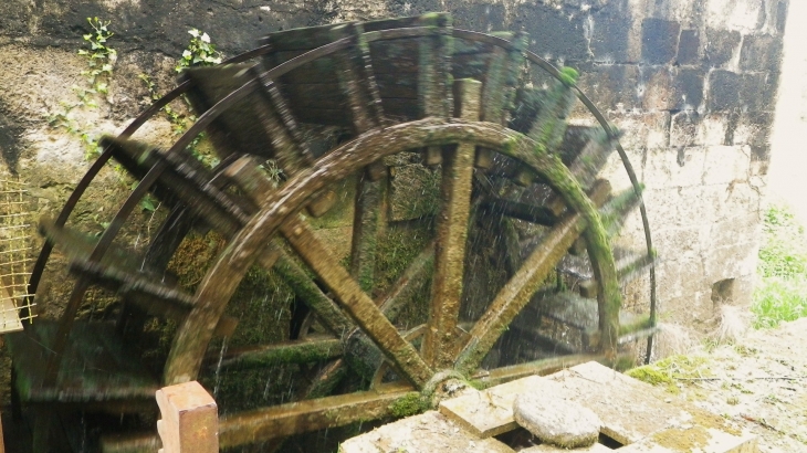 La roue à aubes du moulin de Rochereuil. - Grand-Brassac