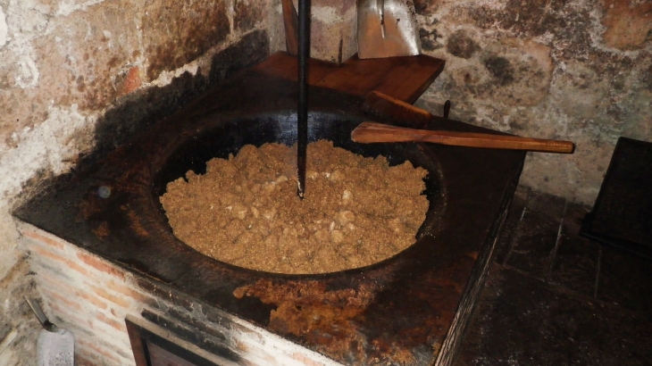 Broyage des cerneaux de noie au moulin pour faire de l'huile. - Grand-Brassac