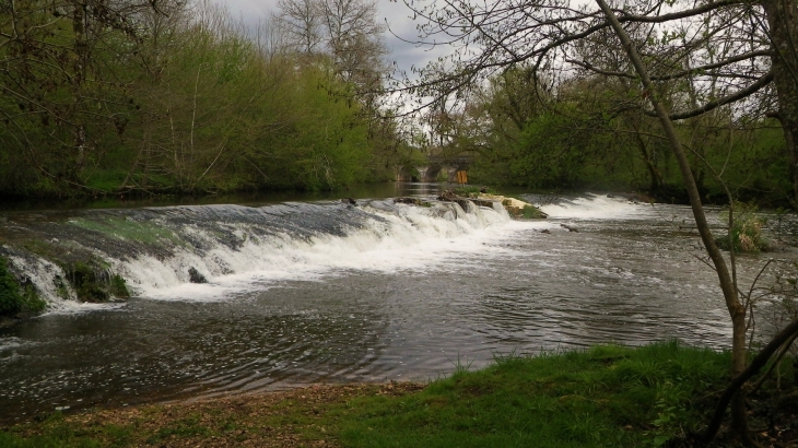 Barrage sur la Dronne à Rochereuil. - Grand-Brassac