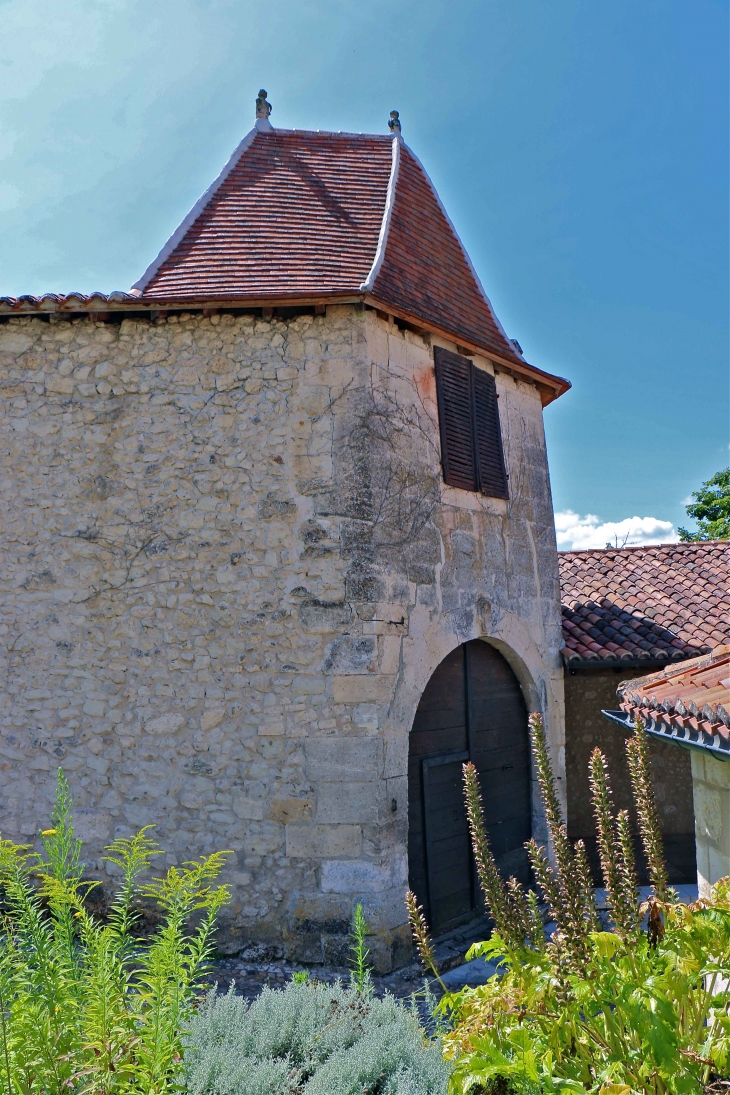 L'entrée de l'ancien couvent. - Grand-Brassac