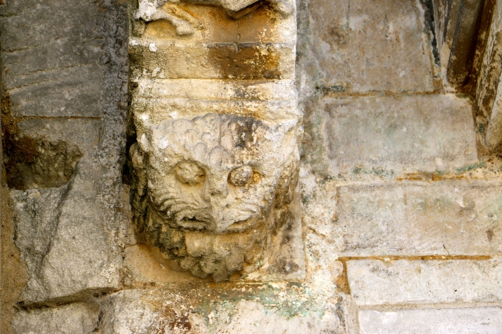 Corbeau du portail de la façade nord de l'église Saint Pierre et Saint Paul - Grand-Brassac