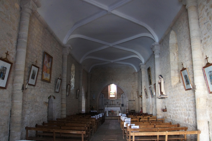 Eglise Saint Martin : la nef vers le choeur. - Granges-d'Ans