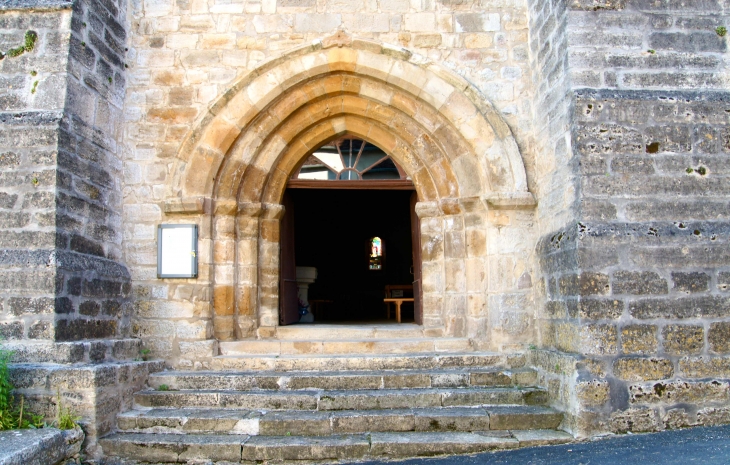 Le portail de l'église Saint Martin. - Granges-d'Ans