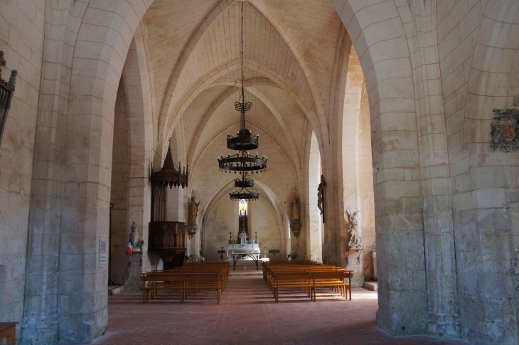 Eglise Saint Front de Bruc. La nef vers le choeur. - Grignols