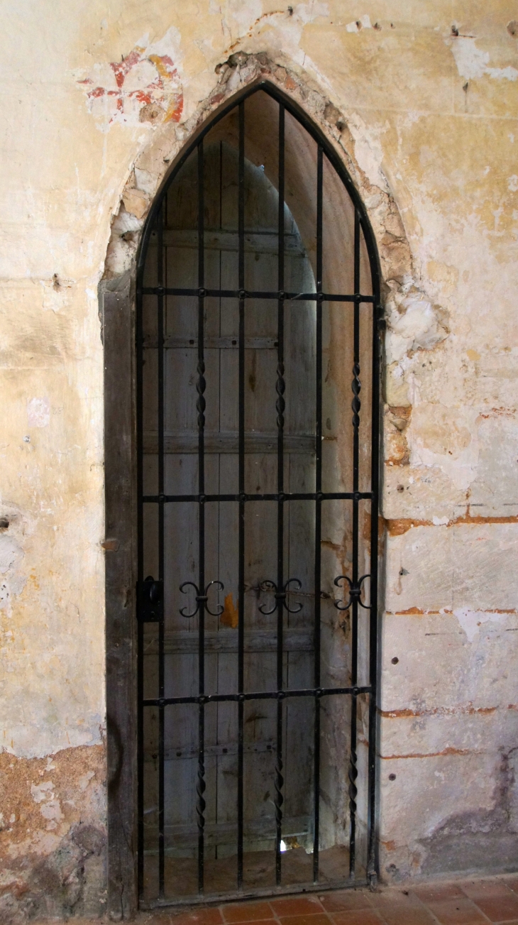 Porte de la façade latérale sud, église Saint Front de Bruc. - Grignols