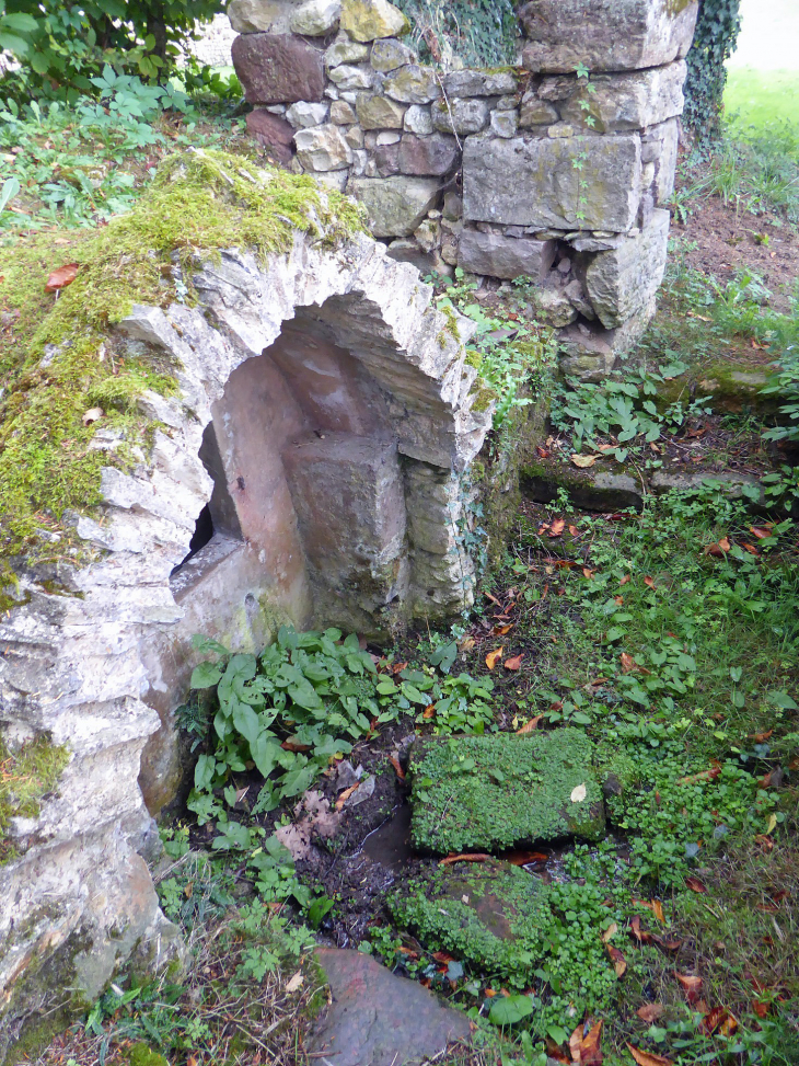 Fontaine dans le village - Grives