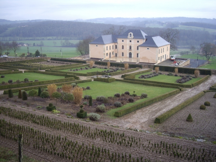 Anciennes écuries du château récemment restaurées - Hautefort