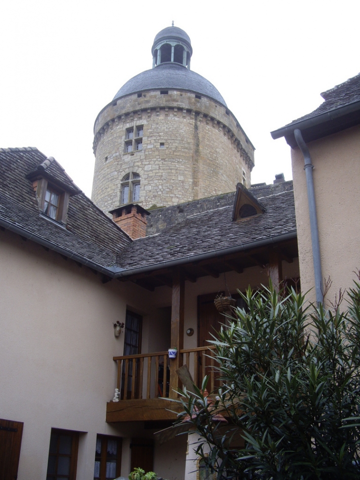 Une des tours à dôme du château - Hautefort