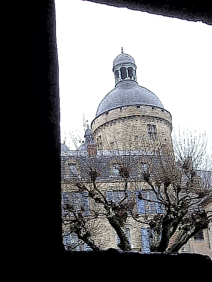 Une des tours à dôme du château. - Hautefort