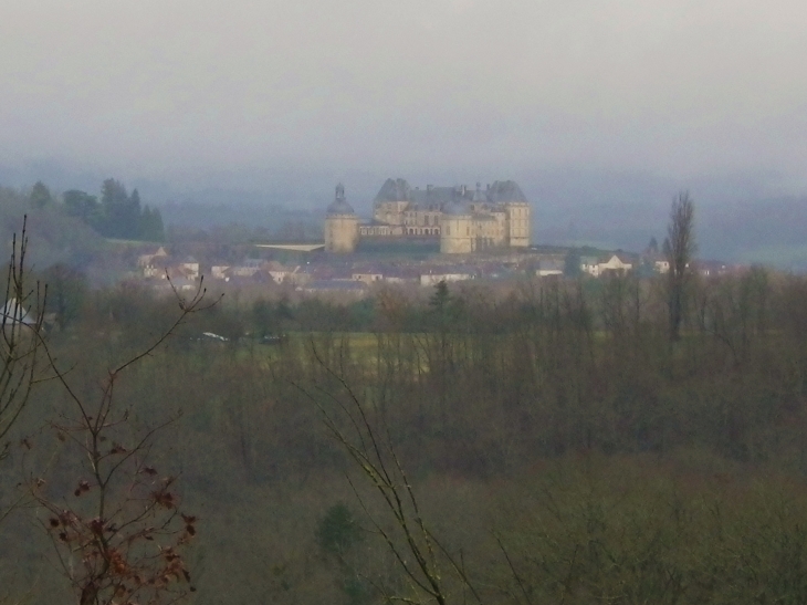 Au dessus du village, le château d'Hautefort XVI/XVIIème (MH).