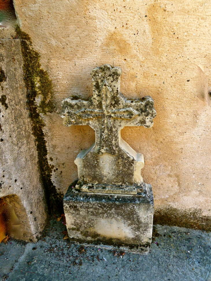 Petite Croix au coin d'une rue. - Hautefort