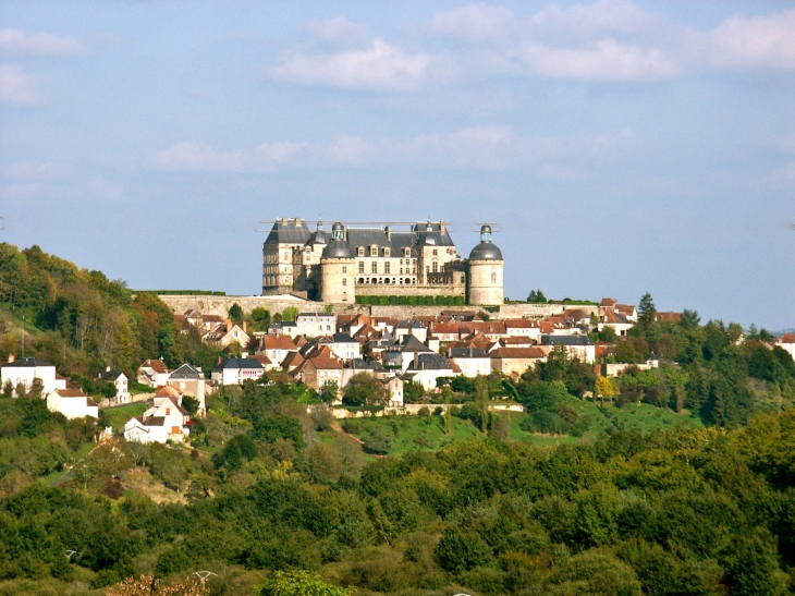 Vue sur le village et le château. - Hautefort