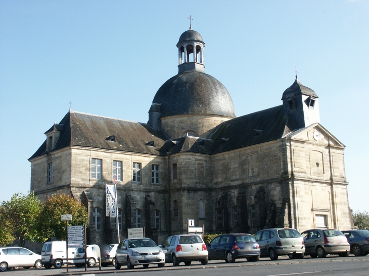 Hospice (4 février 1669) . A droite, la nef de l'église, au centre la rotonde avec son dôme et un pavillon, et à gauche, la salle du Saint-esprit. - Hautefort