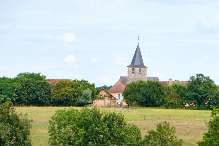 Vue sur le village de Hautefort Saint Agnan