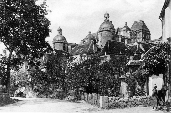 Le château, vers 1910 (carte postale ancienne). - Hautefort