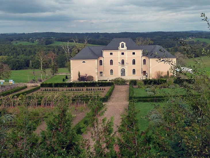 La mairie dans son jardin - Hautefort