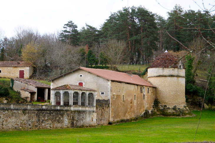 Les dépendances du château avec son pigeonnier. - Jaure