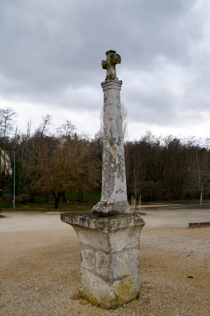 Croix de chemin sur la place de l'église. - Jaure