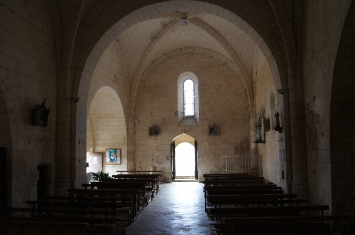 Intérieur de l'église vers le porche. - Jaure