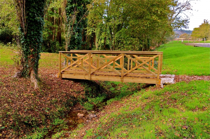 Le pont sur le petit jaures