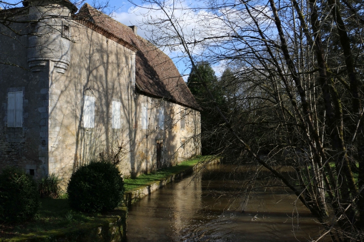 Le château. - Javerlhac-et-la-Chapelle-Saint-Robert