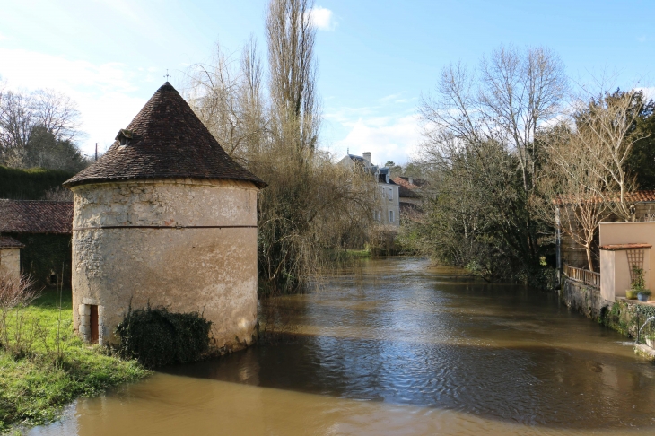 L'ancien pigeonnier et le Bandiat. - Javerlhac-et-la-Chapelle-Saint-Robert