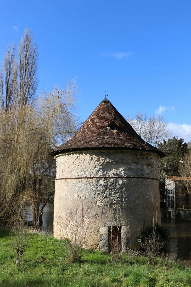 Le pigeonnier. - Javerlhac-et-la-Chapelle-Saint-Robert