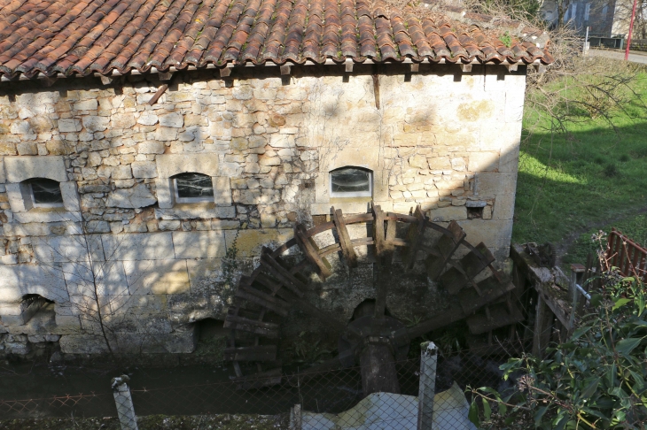 La roue de l'ancien moulin. - Javerlhac-et-la-Chapelle-Saint-Robert