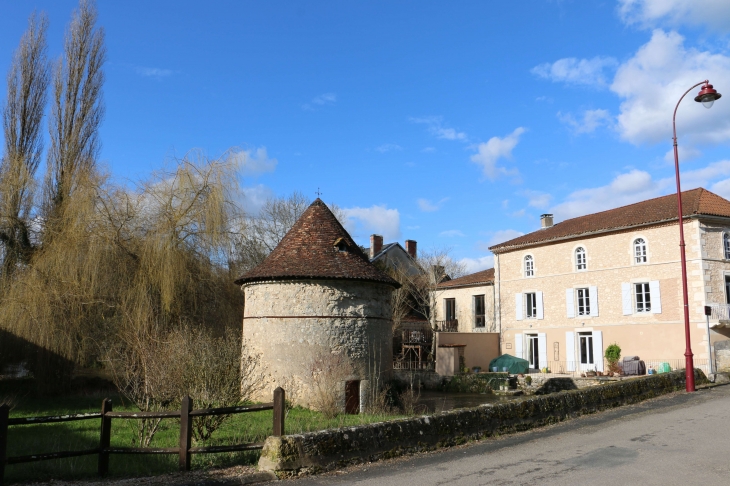 L'entrée sud du village. - Javerlhac-et-la-Chapelle-Saint-Robert