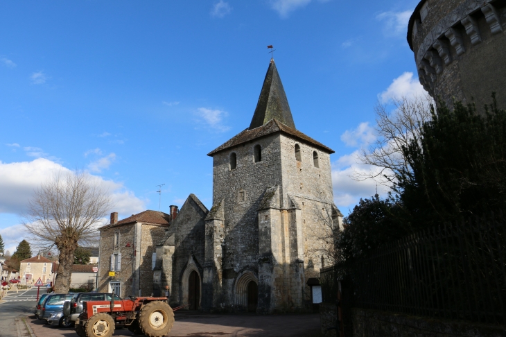 La place de l'église. - Javerlhac-et-la-Chapelle-Saint-Robert