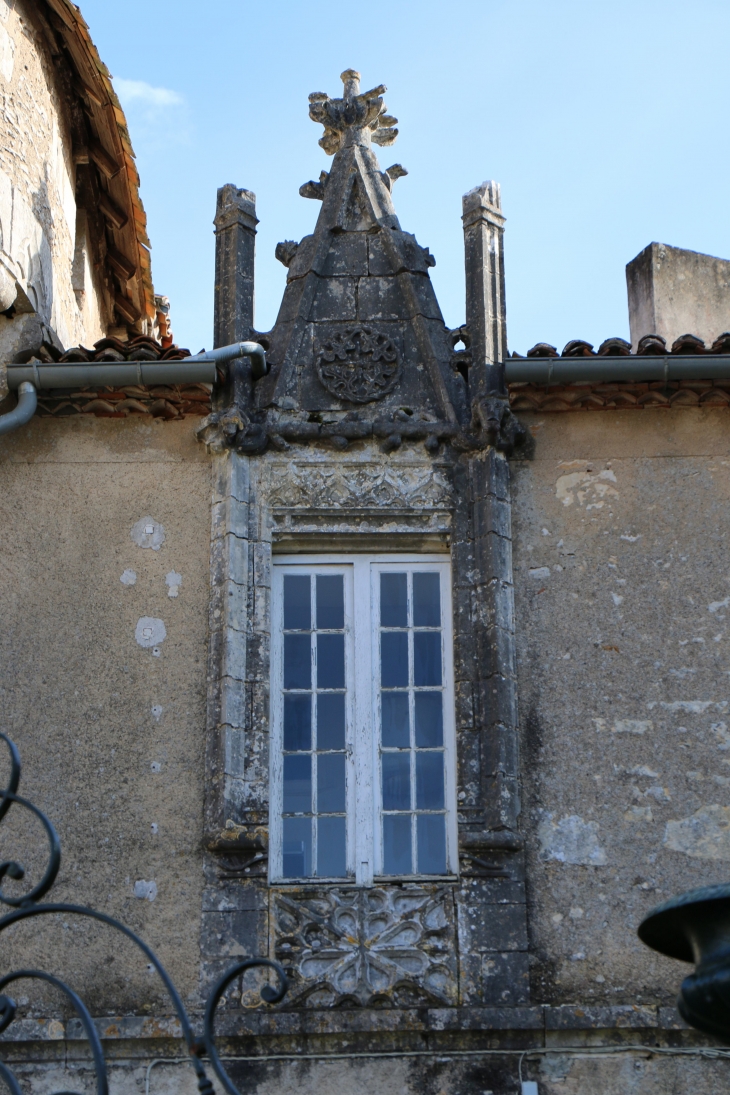 Une fenêtre du château. - Javerlhac-et-la-Chapelle-Saint-Robert