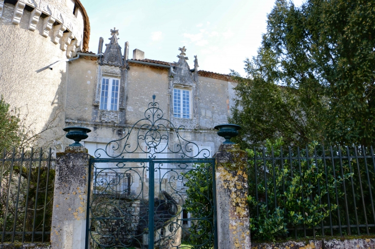 Une entrée du château. - Javerlhac-et-la-Chapelle-Saint-Robert