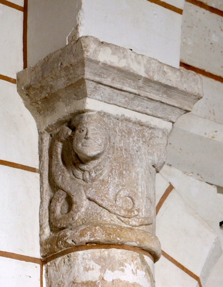 Chapiteau sculpté sur colonne de l'église saint Etienne. - Javerlhac-et-la-Chapelle-Saint-Robert