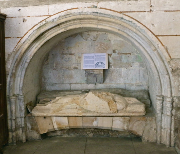 Eglise Saint Etienne : Nos Gisants dans l'Histoire. - Javerlhac-et-la-Chapelle-Saint-Robert