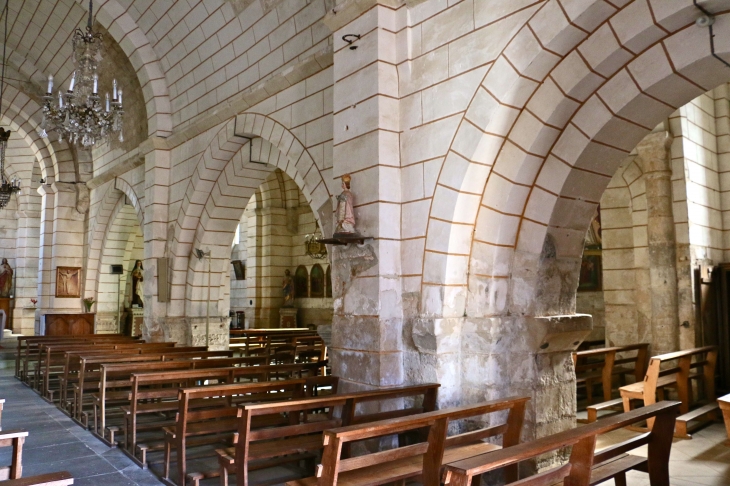 Eglise Saint Etienne : la nef et son collatéral. - Javerlhac-et-la-Chapelle-Saint-Robert