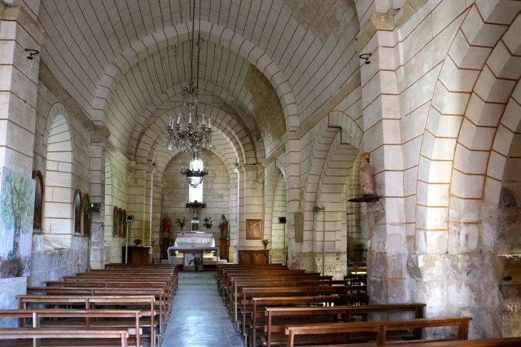 Eglise Saint Etienne :la nef vers le choeur. - Javerlhac-et-la-Chapelle-Saint-Robert