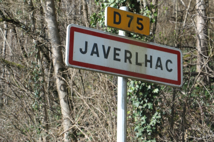 Autrefois : à l'origine, le vie s'est organisée autour de la chapelle Saint Robert, une église romane remarquable datant du XIe siècle. - Javerlhac-et-la-Chapelle-Saint-Robert