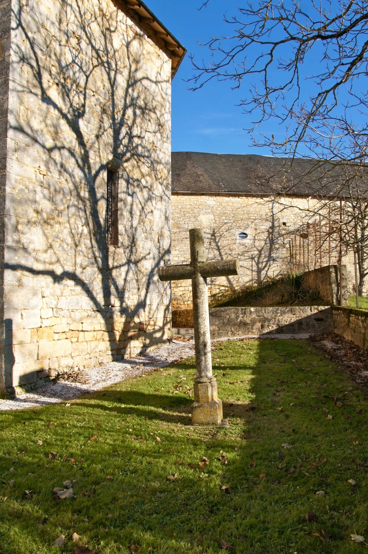 Croix de cimetière près de l'église. - Jayac