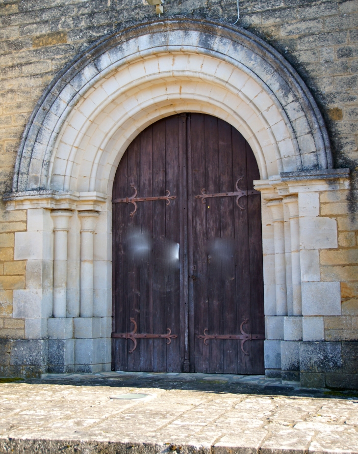 Portail de l'église Saint Julien. - Jayac