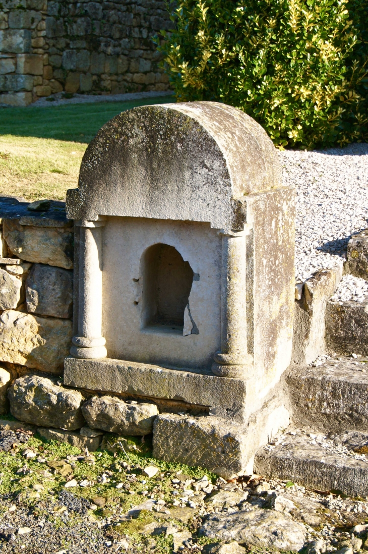 Petite niche à l'entrée de l'église de Saint Julien. - Jayac