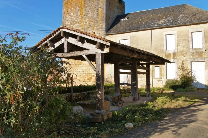 Atelier à ferrer les boeufs et les ruines de l'ancien donjon. - Jayac