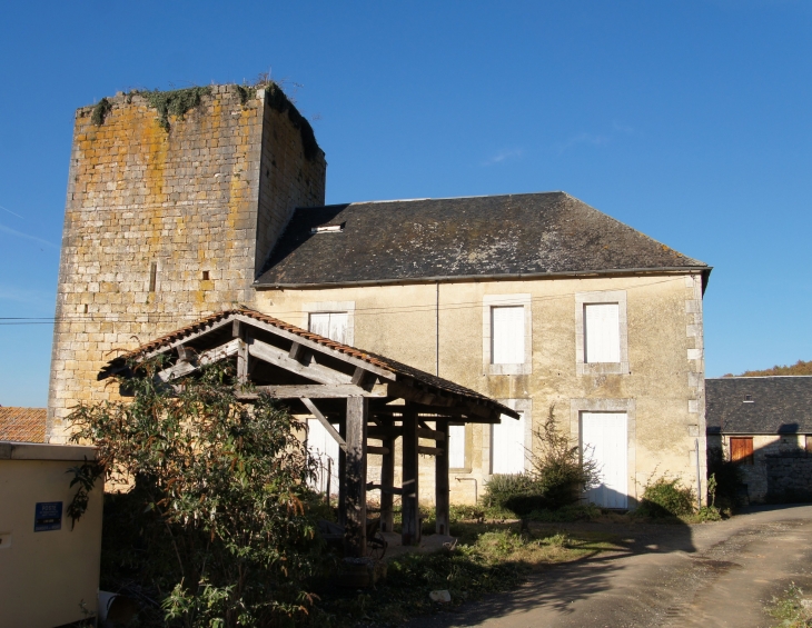 Vestiges du château, notamment un donjon du XIIe siècle. - Jayac