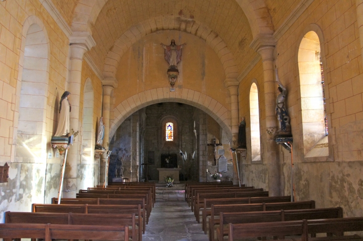 Eglise Saint julien : la nef moderne (XIXe siècle) et le choeur roman (XIIe siècle).. - Jayac