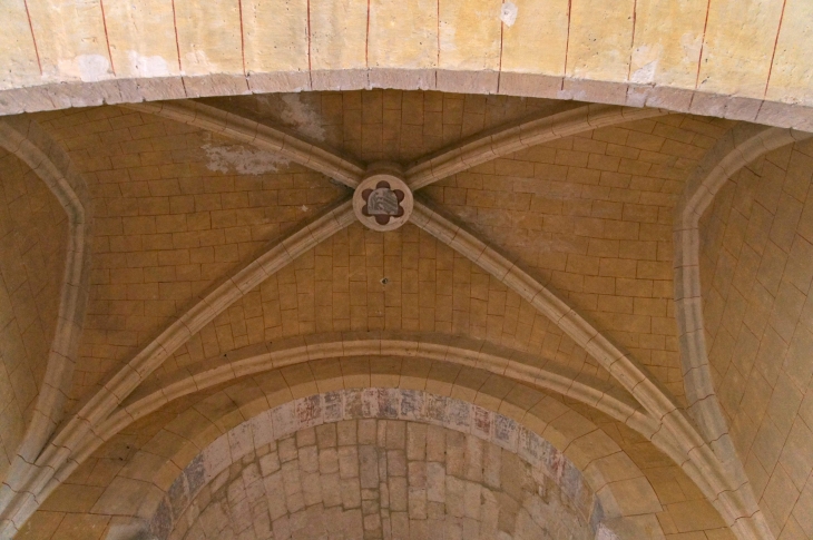 Le transept a été revouté tardivement. Eglise Saint Julien. - Jayac