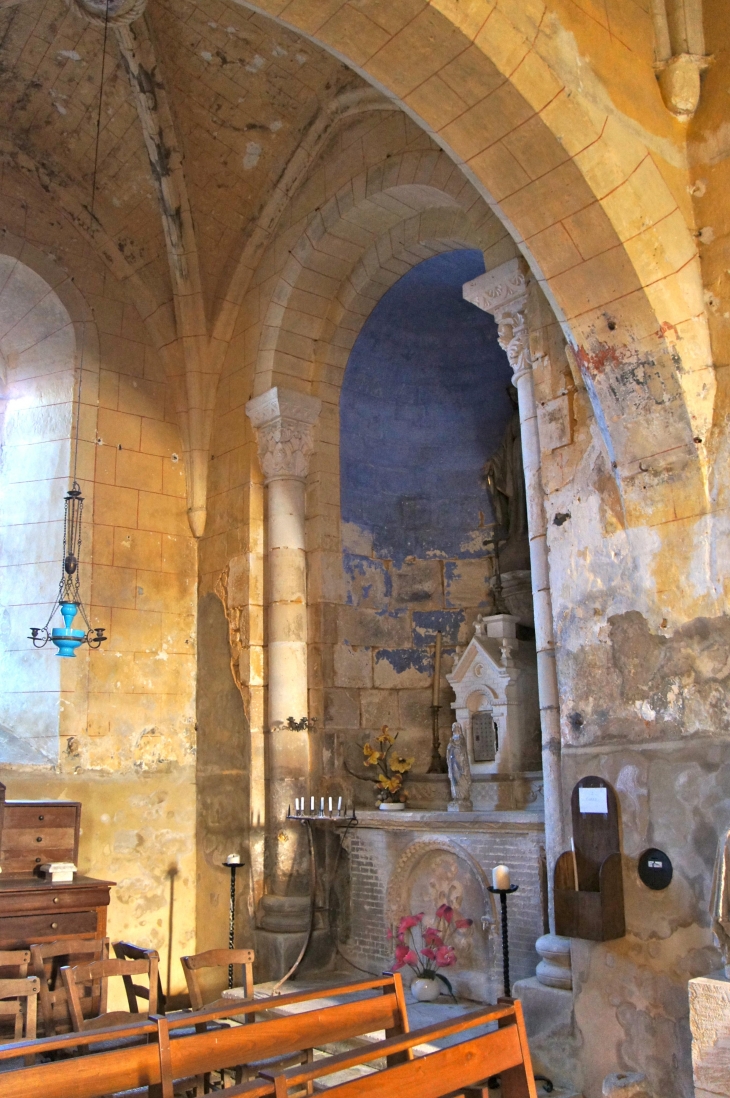 La Chapelle latérale nord est dans une absidiole voûtée en cul-de-four. Eglise Saint Julien. - Jayac